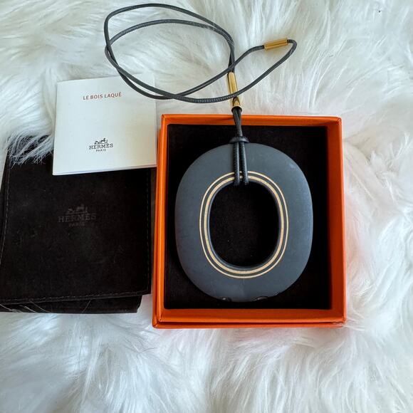 HERMÈS Kara Precieux Large Wood Pendant Necklace - Picture 4 of 12